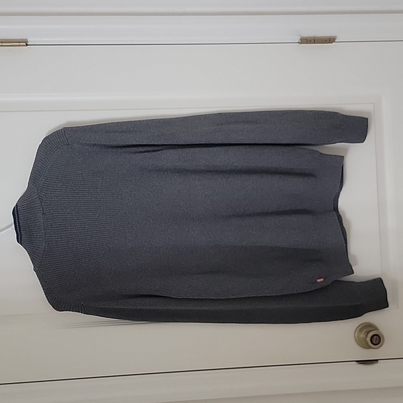 Izod, Size M, 1/4 Zip Pullover Sweater, Gray with Navy Blue Trim, EUC - Picture 3 of 9